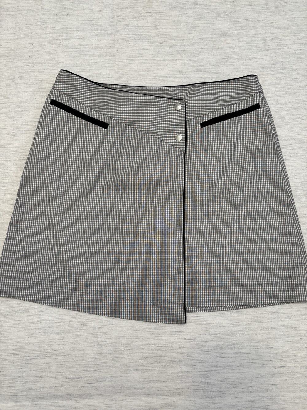 Women’s Annika By Cutter & Buck Snap Front Black White Golf Skirt Size 12